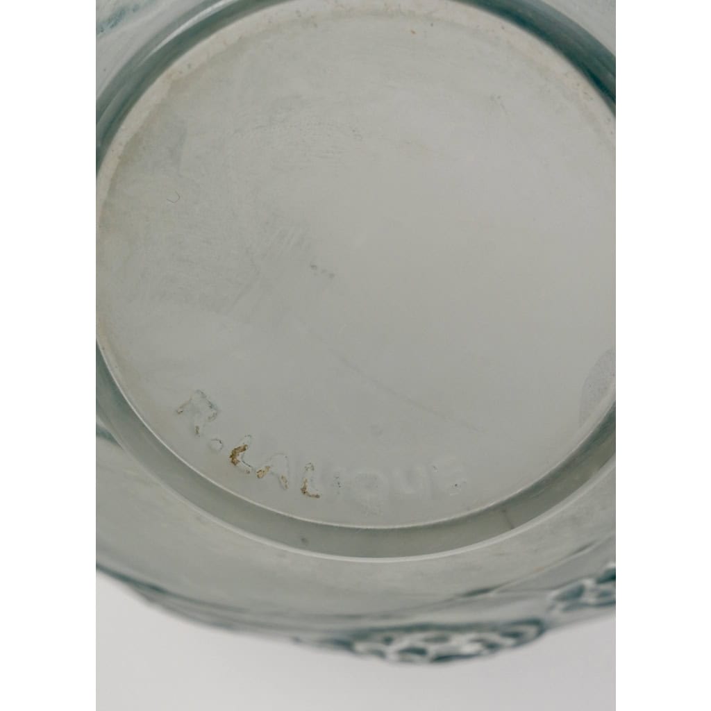 Vase « Néfliers » verre blanc patiné bleu de René LALIQUE | Biron Vase "Néfliers" verre blanc patiné bleu de René LALIQUE