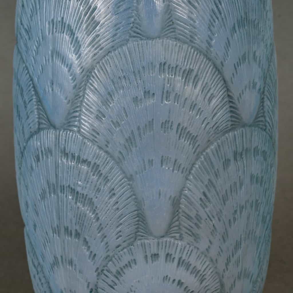 Vase « Coquilles » verre opalescent patiné bleu de René LALIQUE | Biron Vase "Coquilles" verre opalescent patiné bleu de René LALIQUE