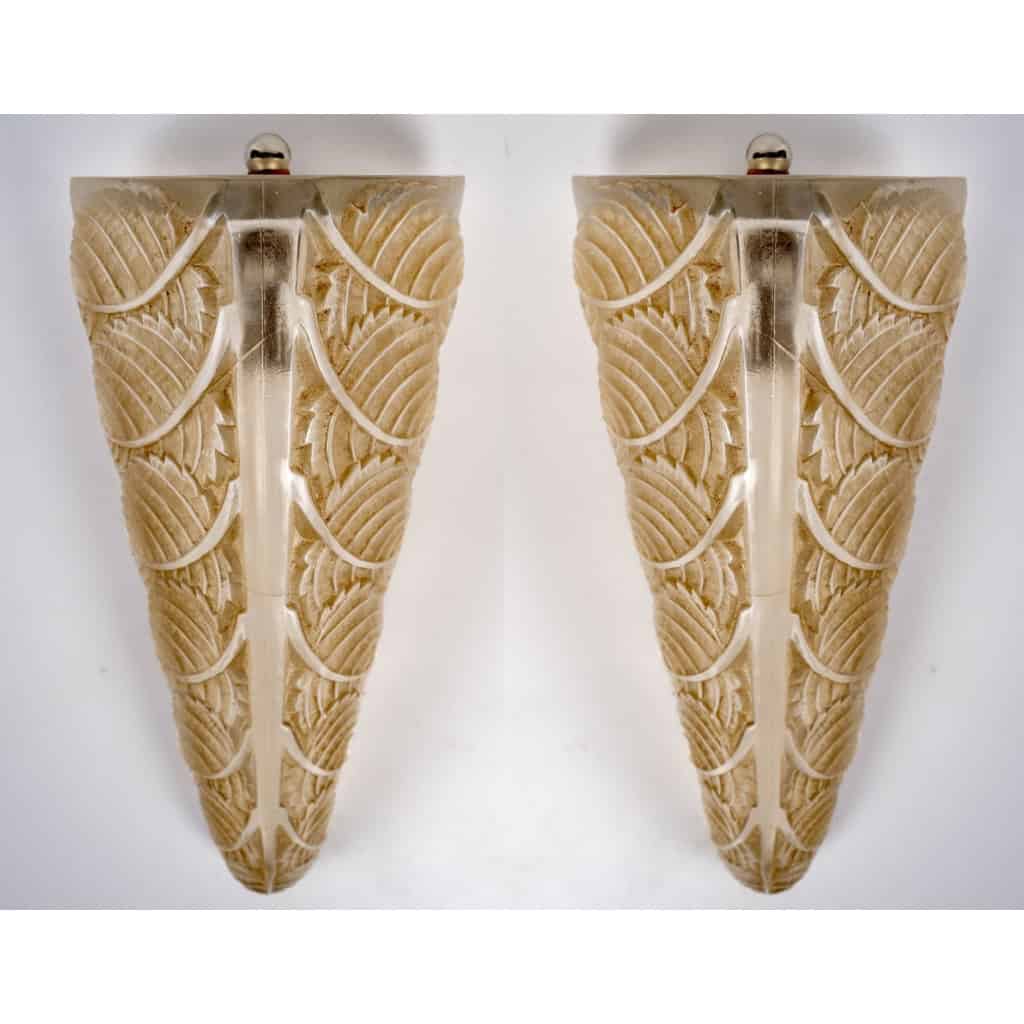 Paire d’Appliques « Noisetier » verre blanc patiné sépia de René LALIQUE | Biron ||||||||