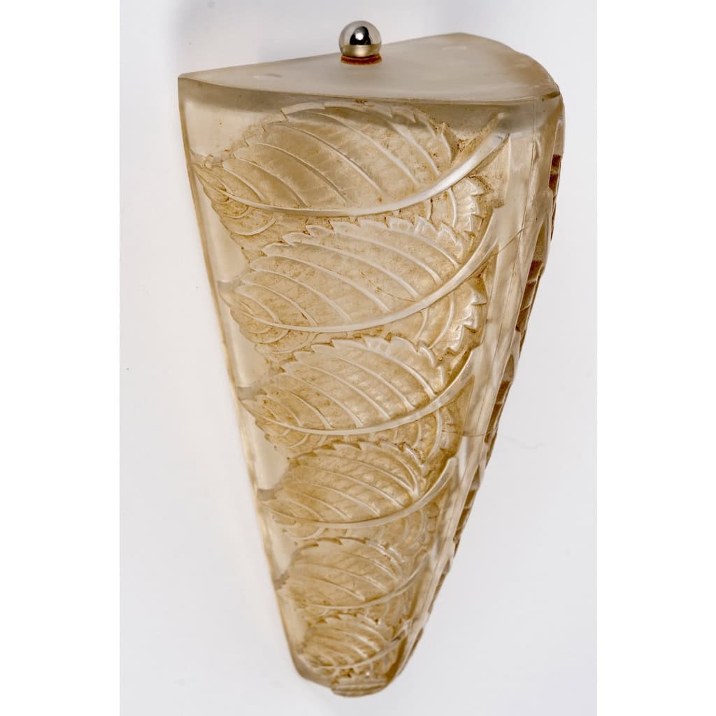 Paire d’Appliques « Noisetier » verre blanc patiné sépia de René LALIQUE | Biron Paire d'Appliques "Noisetier" verre blanc patiné sépia de René LALIQUE
