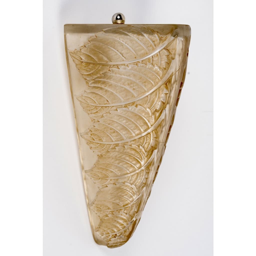 Paire d’Appliques « Noisetier » verre blanc patiné sépia de René LALIQUE | Biron Paire d'Appliques "Noisetier" verre blanc patiné sépia de René LALIQUE