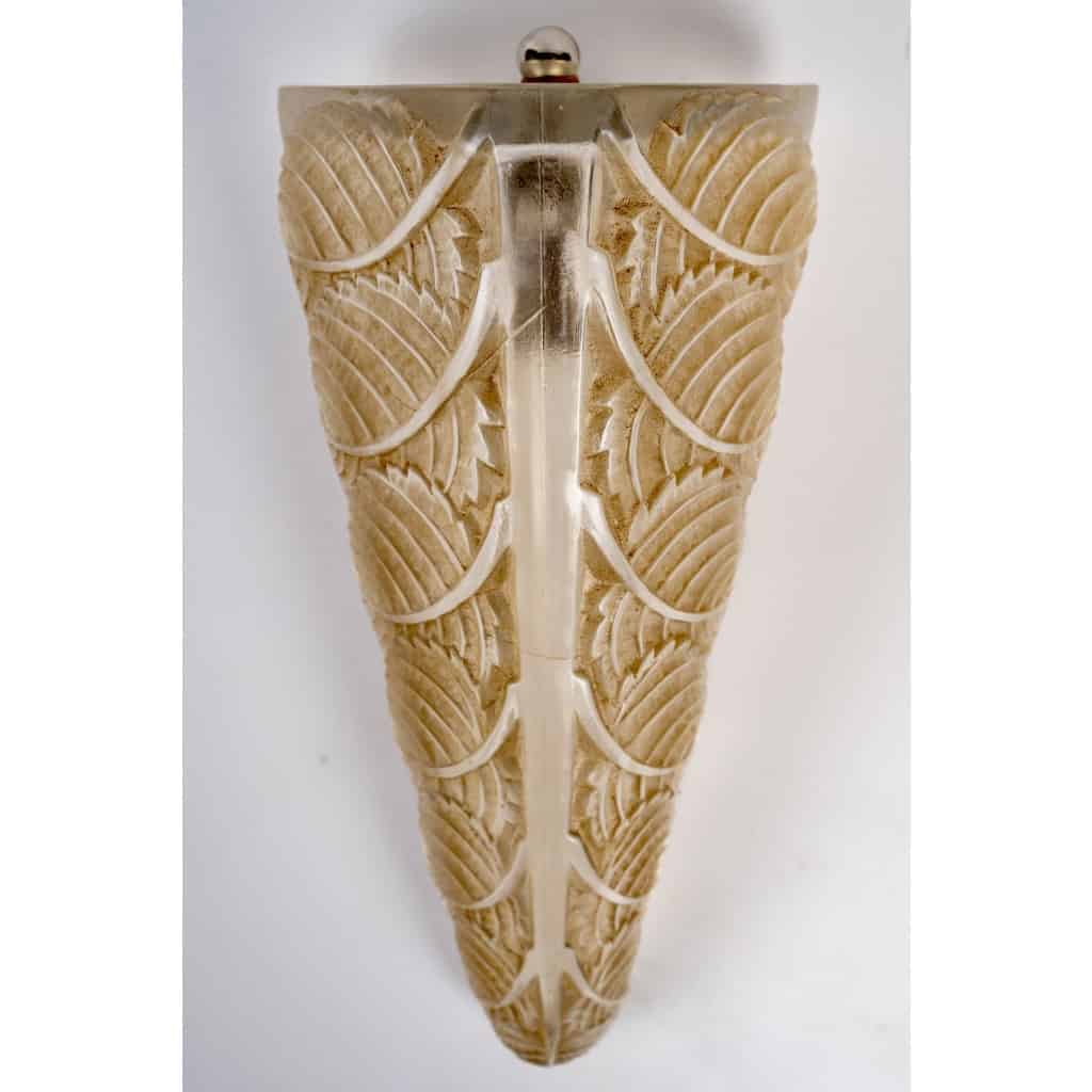 Paire d’Appliques « Noisetier » verre blanc patiné sépia de René LALIQUE | Biron Paire d'Appliques "Noisetier" verre blanc patiné sépia de René LALIQUE