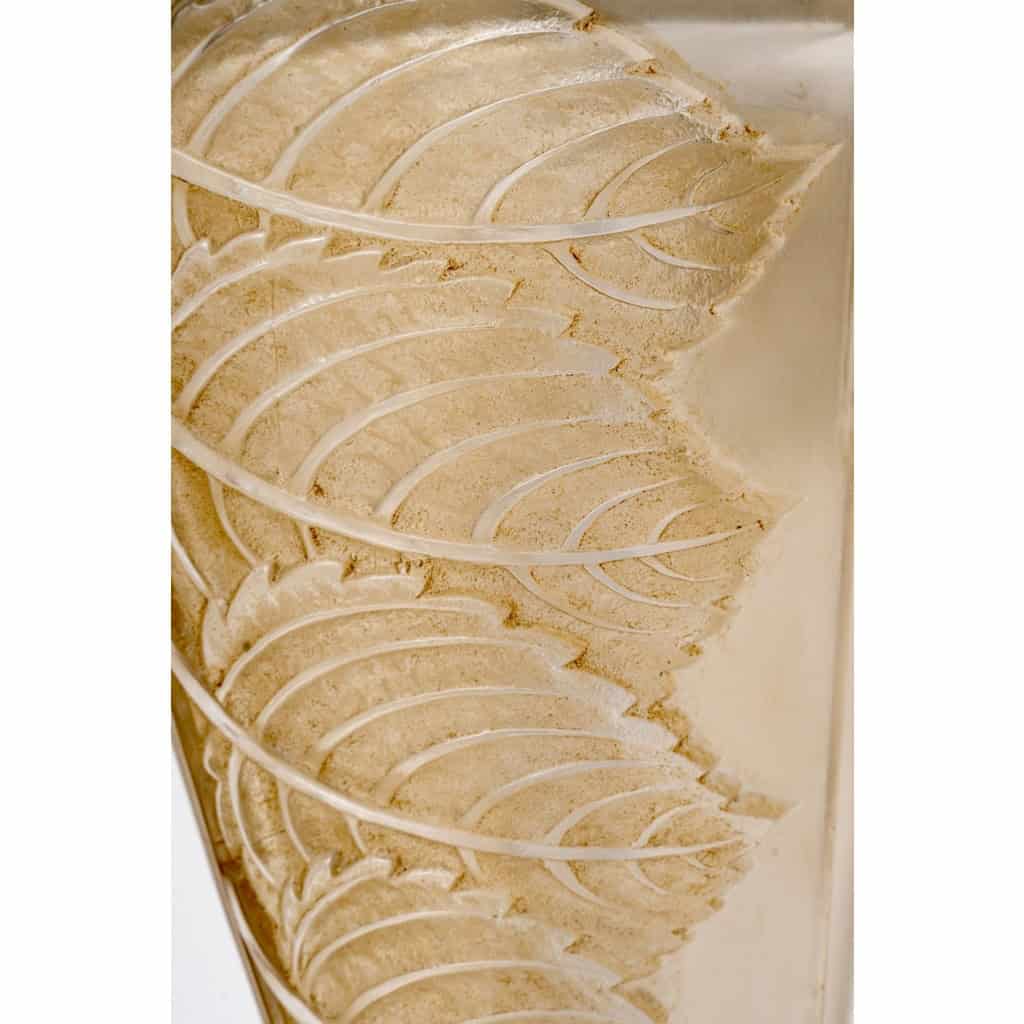 Paire d’Appliques « Noisetier » verre blanc patiné sépia de René LALIQUE | Biron Paire d'Appliques "Noisetier" verre blanc patiné sépia de René LALIQUE