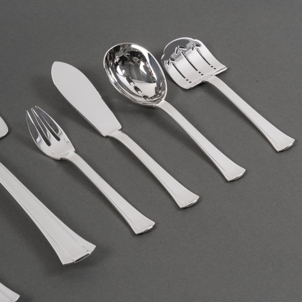 Ménagère Art Déco « Dinard » argent massif de Jean E. PUIFORCAT – 147 Pièces | Biron Ménagère Art Déco "Dinard" argent massif de Jean E. PUIFORCAT - 147 Pièces