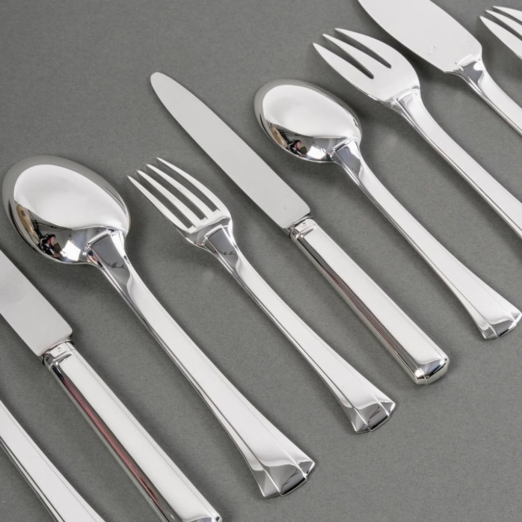 Ménagère Art Déco « Dinard » argent massif de Jean E. PUIFORCAT – 147 Pièces | Biron Ménagère Art Déco "Dinard" argent massif de Jean E. PUIFORCAT - 147 Pièces