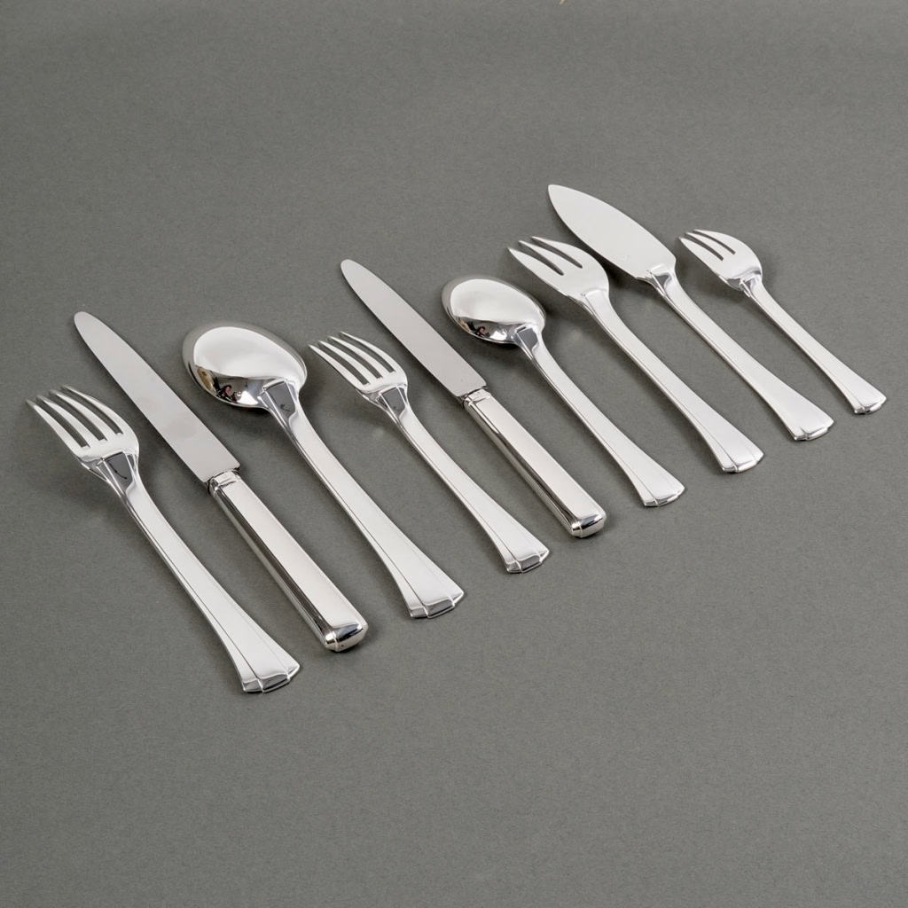 Ménagère Art Déco « Dinard » argent massif de Jean E. PUIFORCAT – 147 Pièces | Biron Ménagère Art Déco "Dinard" argent massif de Jean E. PUIFORCAT - 147 Pièces