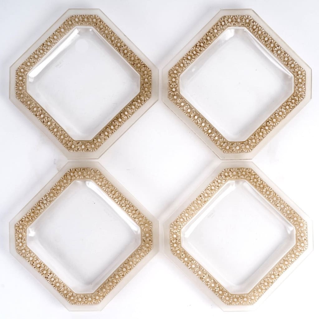 Service d’Assiettes « Pâquerettes » verre blanc patiné sépia de René LALIQUE – 4 Pièces | Biron Service d'Assiettes "Pâquerettes" verre blanc patiné sépia de René LALIQUE - 4 Pièces