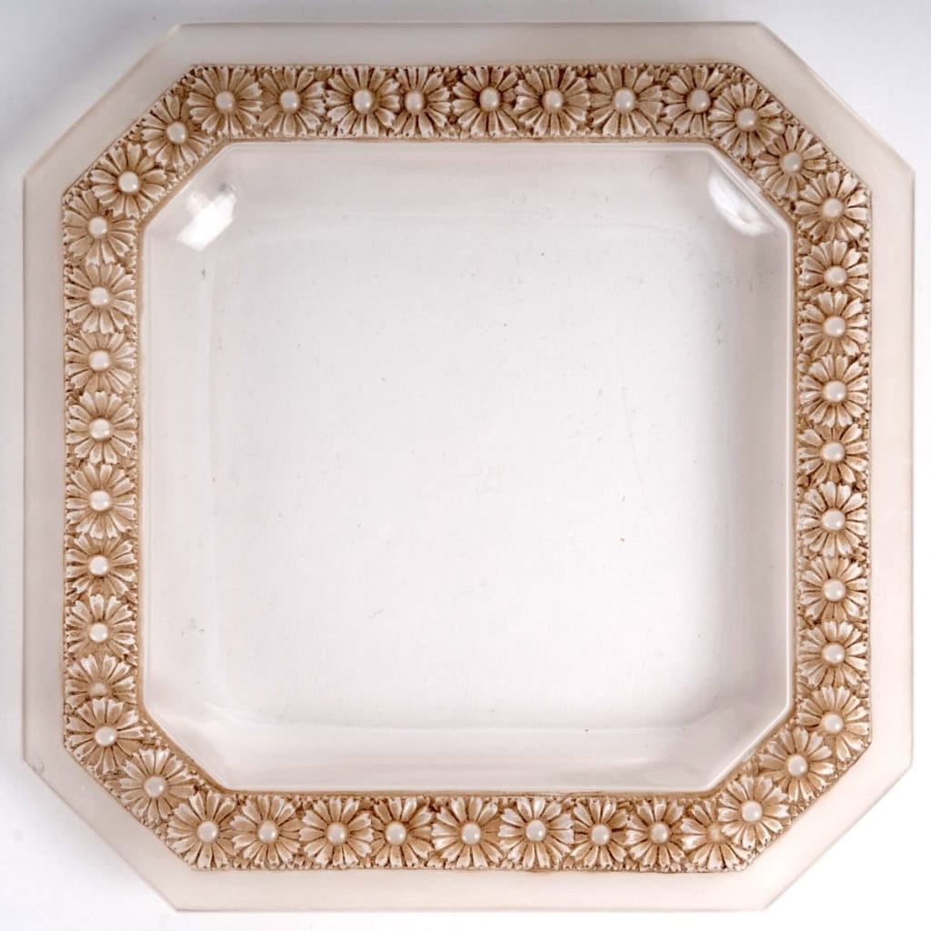 Service d’Assiettes « Pâquerettes » verre blanc patiné sépia de René LALIQUE – 4 Pièces | Biron Service d'Assiettes "Pâquerettes" verre blanc patiné sépia de René LALIQUE - 4 Pièces