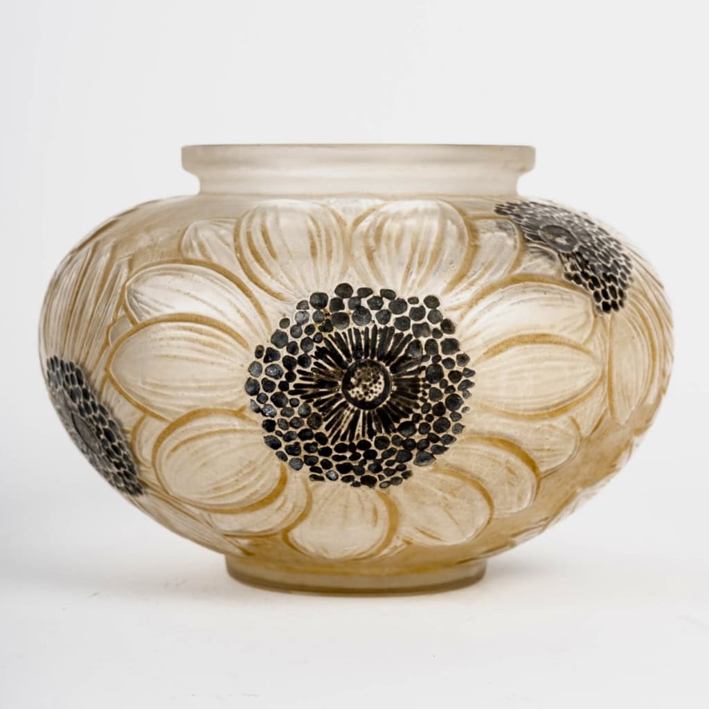 Vase « Dahlias » verre blanc patiné sépia et émaillé noir de René LALIQUE | Biron ||||||||