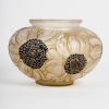 Vase « Dahlias » verre blanc patiné sépia et émaillé noir de René LALIQUE | Biron Vase "Dahlias" verre blanc patiné sépia et émaillé noir de René LALIQUE
