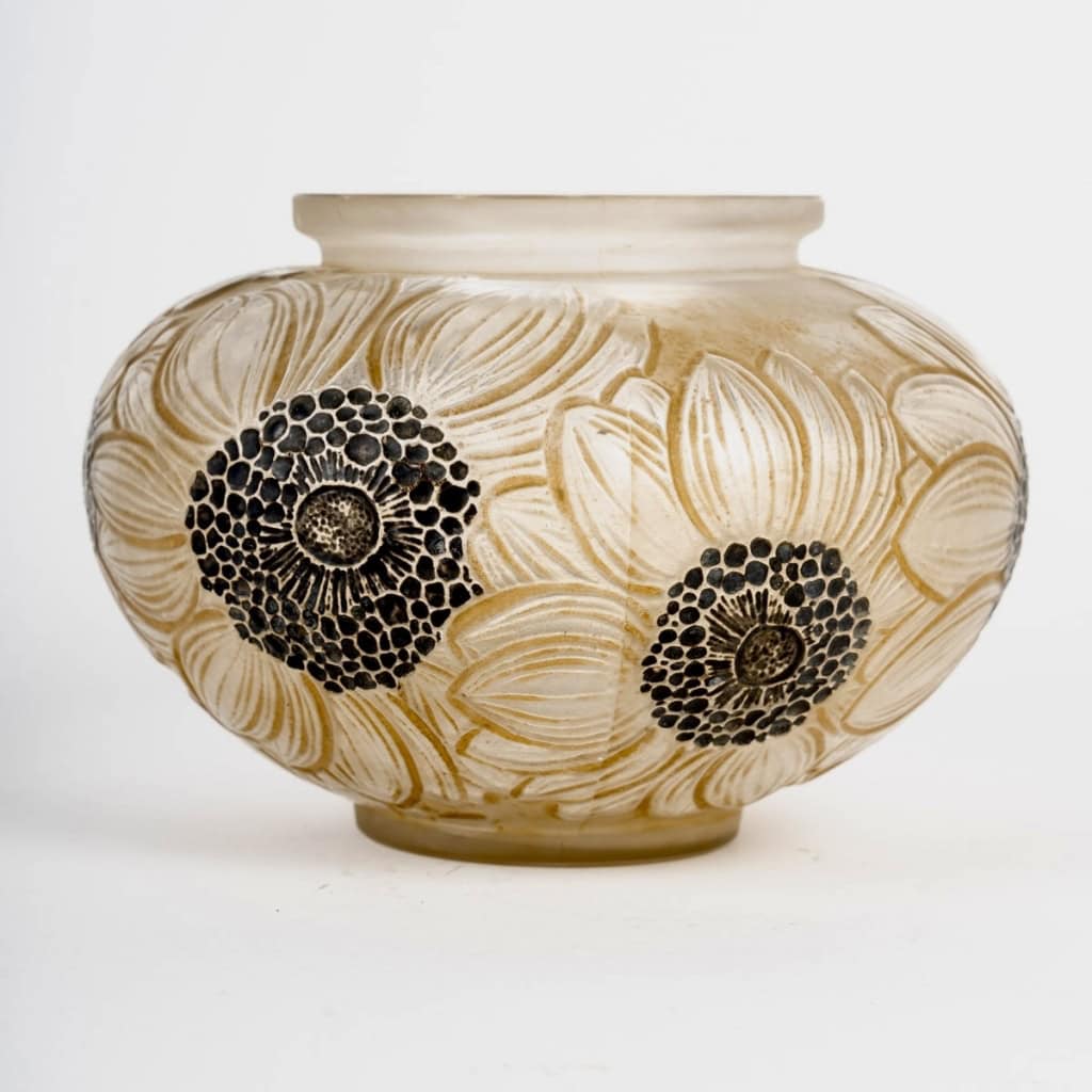 Vase « Dahlias » verre blanc patiné sépia et émaillé noir de René LALIQUE | Biron Vase "Dahlias" verre blanc patiné sépia et émaillé noir de René LALIQUE