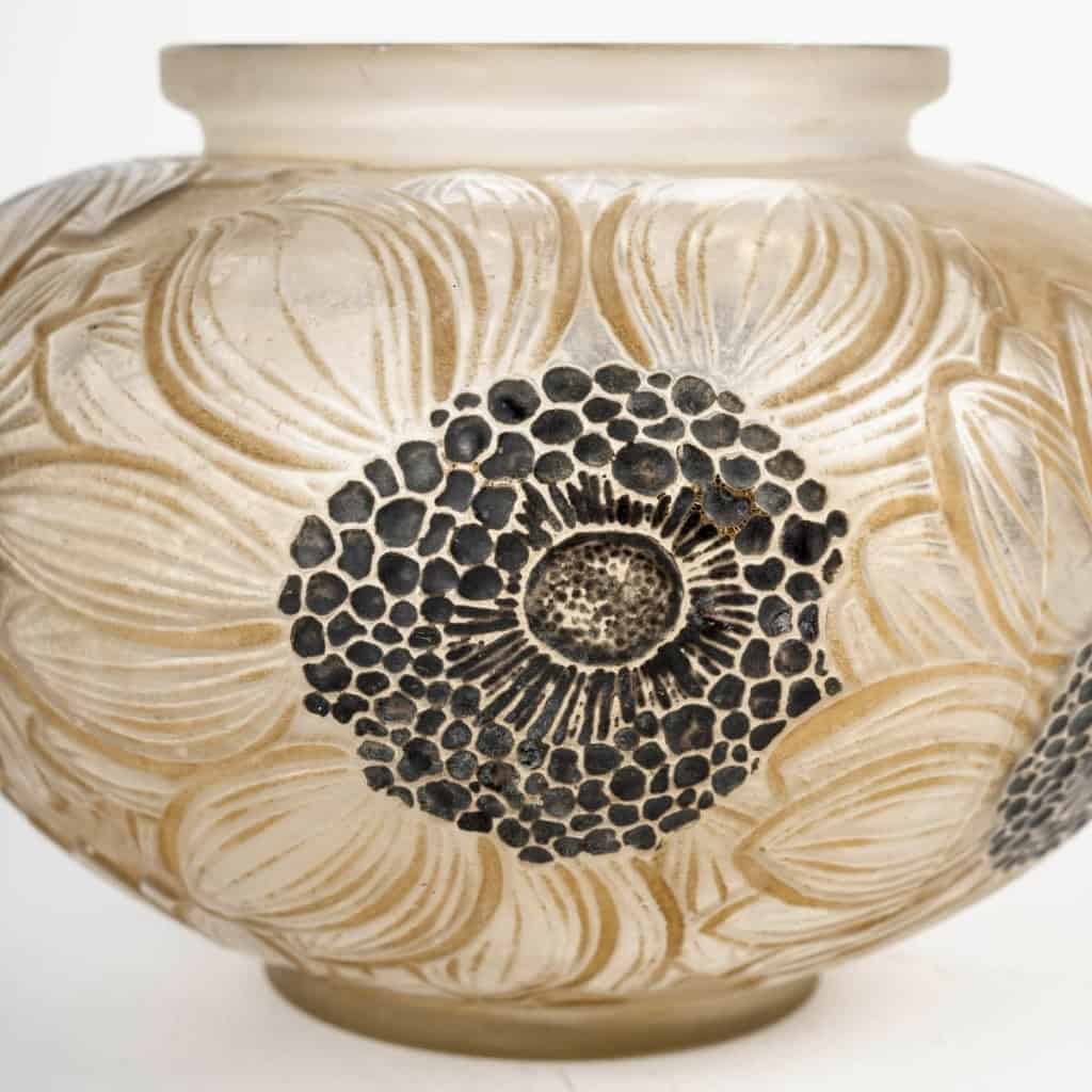 Vase « Dahlias » verre blanc patiné sépia et émaillé noir de René LALIQUE | Biron Vase "Dahlias" verre blanc patiné sépia et émaillé noir de René LALIQUE