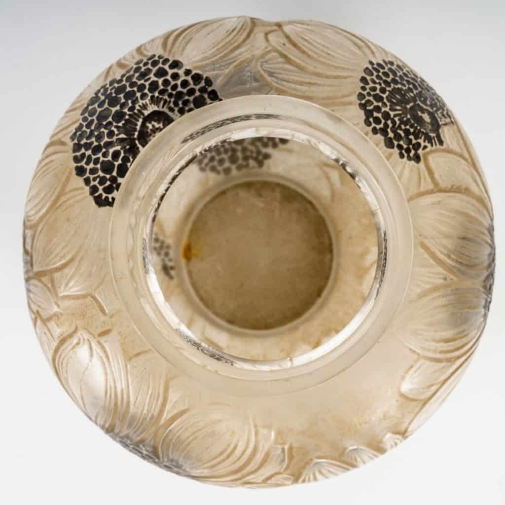 Vase « Dahlias » verre blanc patiné sépia et émaillé noir de René LALIQUE | Biron Vase "Dahlias" verre blanc patiné sépia et émaillé noir de René LALIQUE