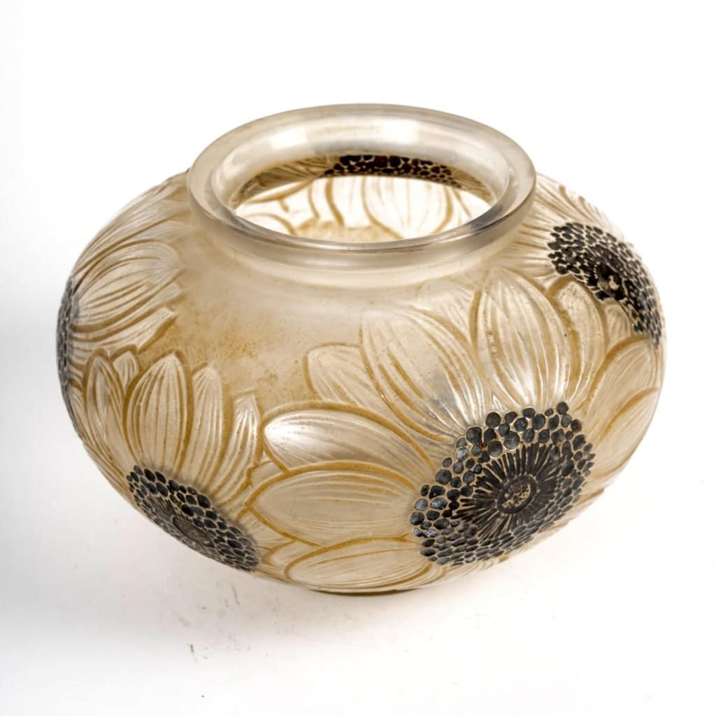 Vase « Dahlias » verre blanc patiné sépia et émaillé noir de René LALIQUE | Biron Vase "Dahlias" verre blanc patiné sépia et émaillé noir de René LALIQUE