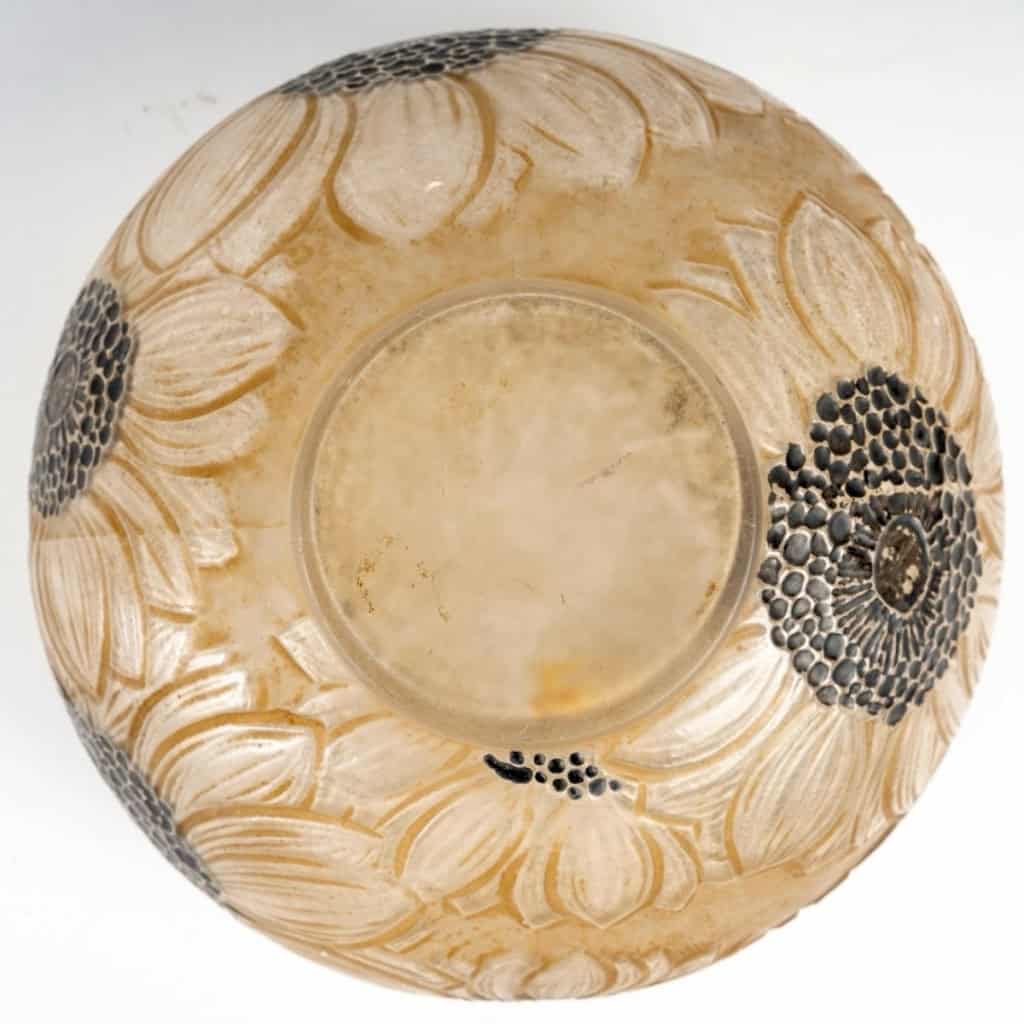 Vase « Dahlias » verre blanc patiné sépia et émaillé noir de René LALIQUE | Biron Vase "Dahlias" verre blanc patiné sépia et émaillé noir de René LALIQUE