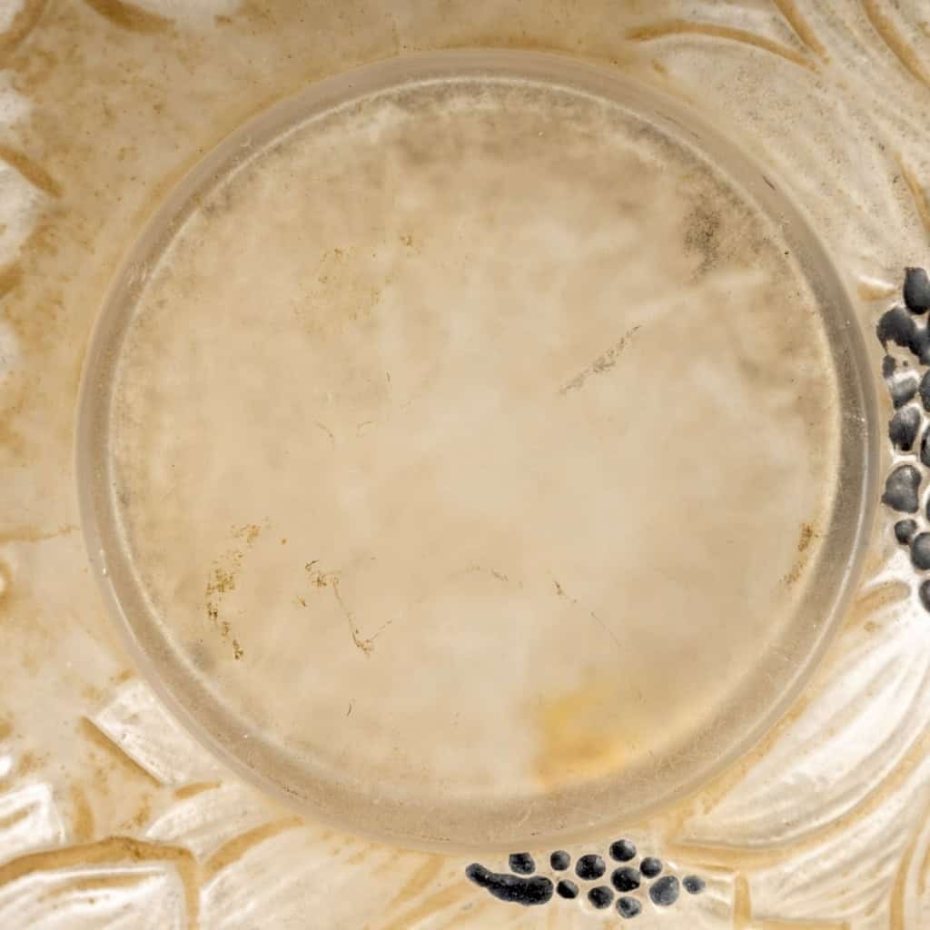 Vase « Dahlias » verre blanc patiné sépia et émaillé noir de René LALIQUE | Biron Vase "Dahlias" verre blanc patiné sépia et émaillé noir de René LALIQUE