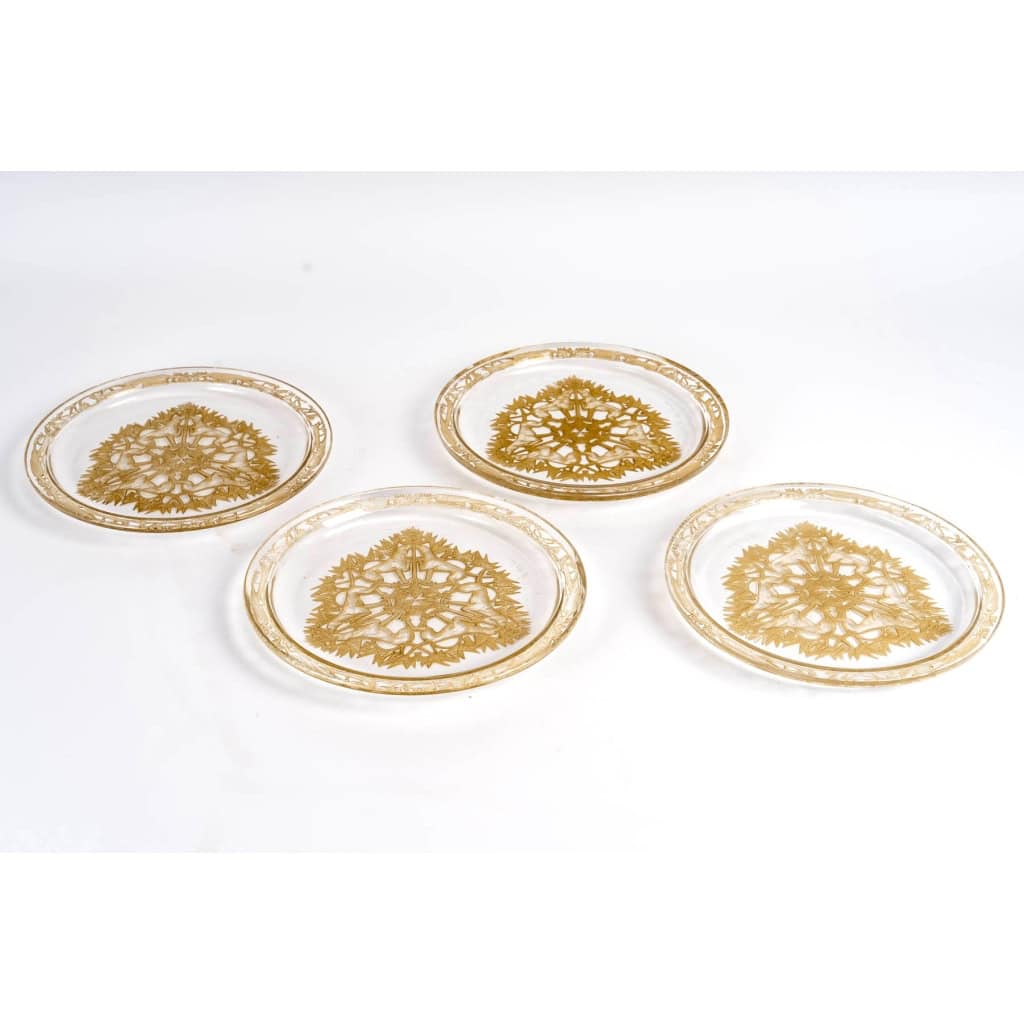 Service d’Assiettes « Chasse Chiens » verre blanc patiné sépia de René LALIQUE – 4 Pièces | Biron Service d'Assiettes "Chasse Chiens" verre blanc patiné sépia de René LALIQUE - 4 Pièces