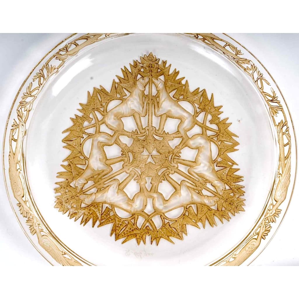 Service d’Assiettes « Chasse Chiens » verre blanc patiné sépia de René LALIQUE – 4 Pièces | Biron Service d'Assiettes "Chasse Chiens" verre blanc patiné sépia de René LALIQUE - 4 Pièces