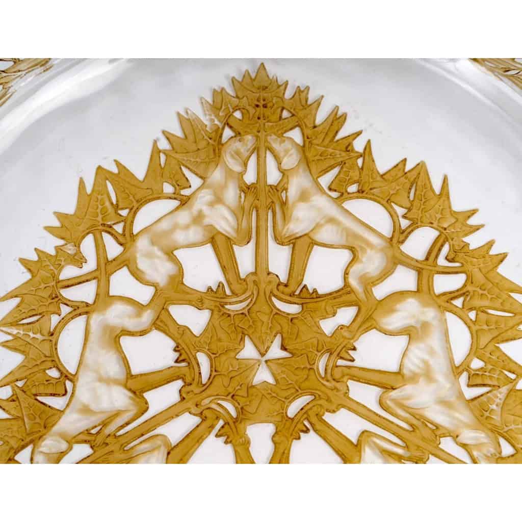 Service d’Assiettes « Chasse Chiens » verre blanc patiné sépia de René LALIQUE – 4 Pièces | Biron Service d'Assiettes "Chasse Chiens" verre blanc patiné sépia de René LALIQUE - 4 Pièces