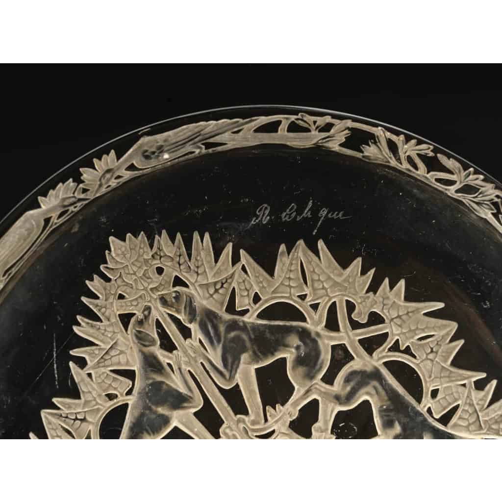 Service d’Assiettes « Chasse Chiens » verre blanc patiné sépia de René LALIQUE – 4 Pièces | Biron Service d'Assiettes "Chasse Chiens" verre blanc patiné sépia de René LALIQUE - 4 Pièces