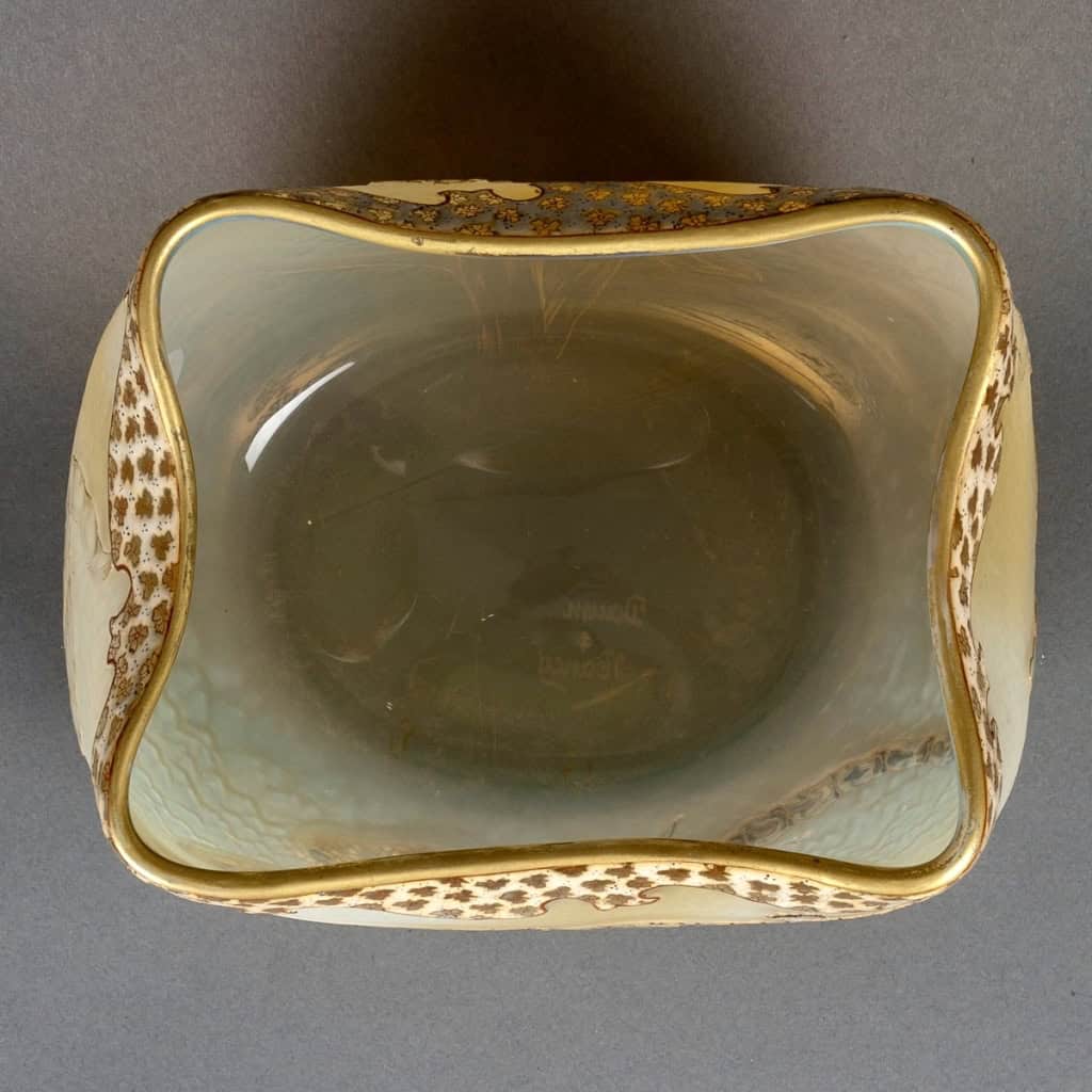 Coupe « Libellules » verre opalescent émaillé et doré de DAUM | Biron Coupe "Libellules" verre opalescent émaillé et doré de DAUM