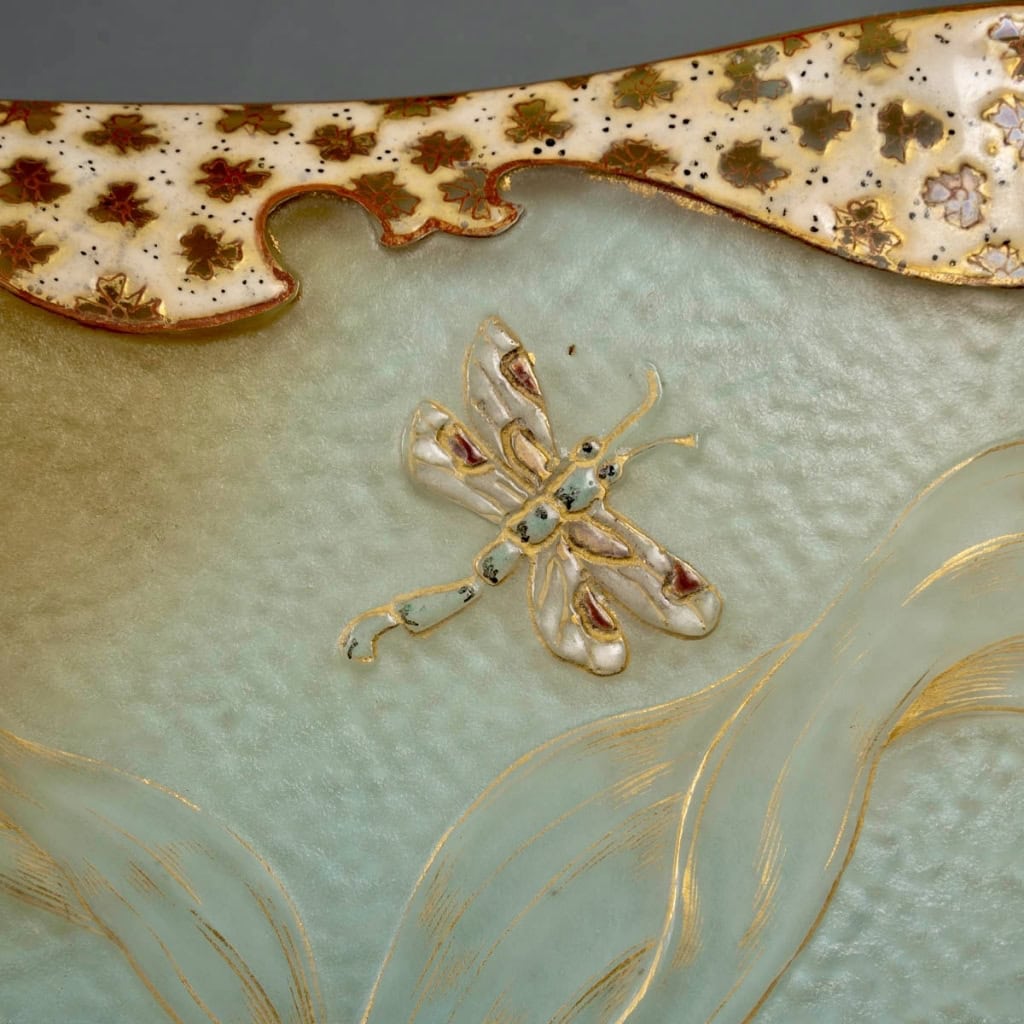 Coupe « Libellules » verre opalescent émaillé et doré de DAUM | Biron Coupe "Libellules" verre opalescent émaillé et doré de DAUM