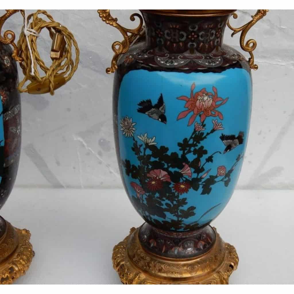 1890′ Paire de Lampes Cloisonnées Japon Aux Oiseaux et Dragons | Biron 1890′ Paire de Lampes Cloisonnées Japon Aux Oiseaux et Dragons