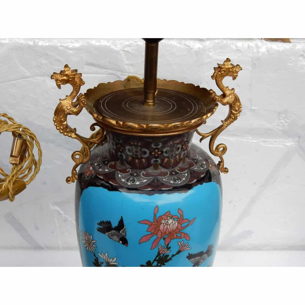 1890′ Paire de Lampes Cloisonnées Japon Aux Oiseaux et Dragons | Biron 1890′ Paire de Lampes Cloisonnées Japon Aux Oiseaux et Dragons
