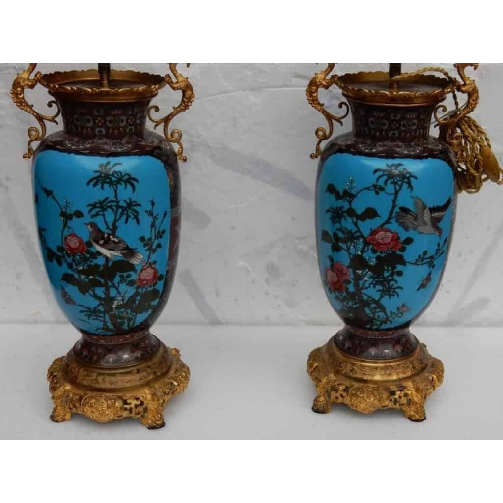 1890′ Paire de Lampes Cloisonnées Japon Aux Oiseaux et Dragons | Biron 1890′ Paire de Lampes Cloisonnées Japon Aux Oiseaux et Dragons