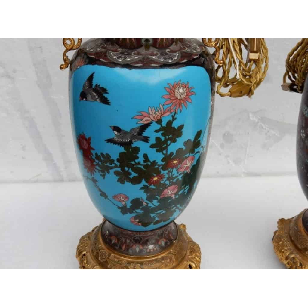 1890′ Paire de Lampes Cloisonnées Japon Aux Oiseaux et Dragons | Biron 1890′ Paire de Lampes Cloisonnées Japon Aux Oiseaux et Dragons