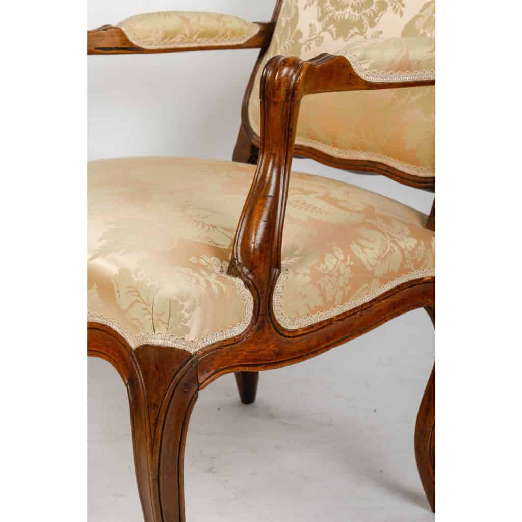 Paire de fauteuils Louis XV à la Reine. | Biron Paire de fauteuils Louis XV à la Reine.