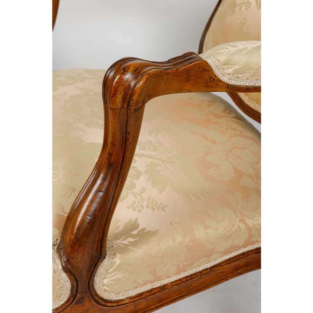 Paire de fauteuils Louis XV à la Reine. | Biron Paire de fauteuils Louis XV à la Reine.