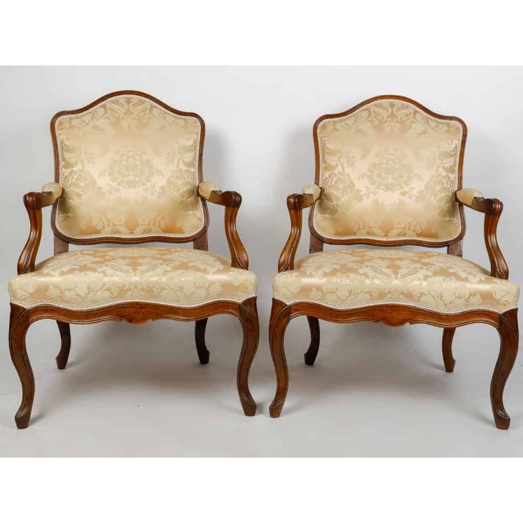Paire de fauteuils Louis XV à la Reine. | Biron Paire de fauteuils Louis XV à la Reine.