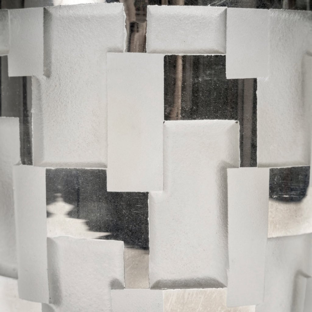 Vase Art Déco Moderniste verre blanc émaillé argent de Jean LUCE | Biron Vase Art Déco Moderniste verre blanc émaillé argent de Jean LUCE