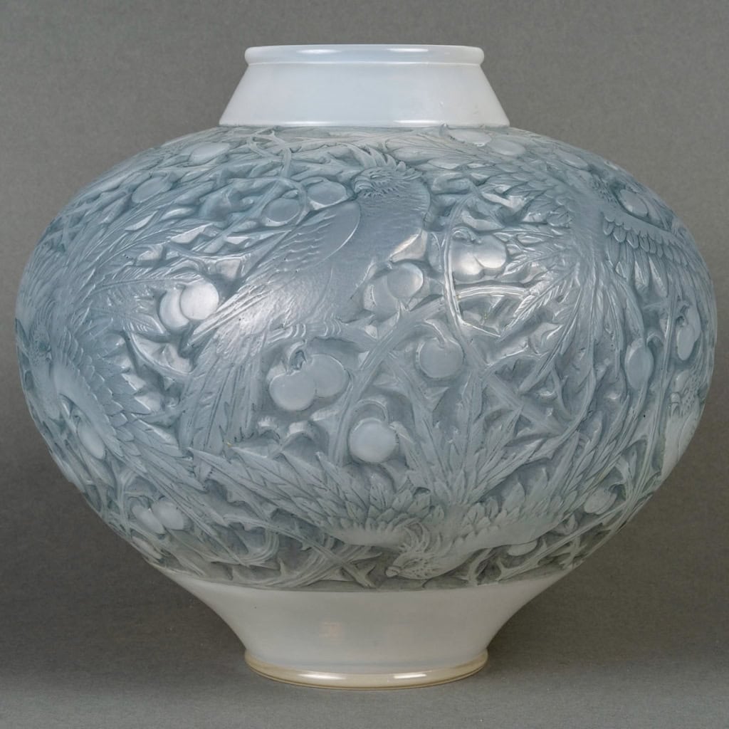 Vase « Aras » verre opalescent patiné bleu de René LALIQUE | Biron ||||||||||