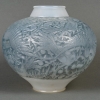 Vase « Aras » verre opalescent patiné bleu de René LALIQUE | Biron Vase "Aras" verre opalescent patiné bleu de René LALIQUE