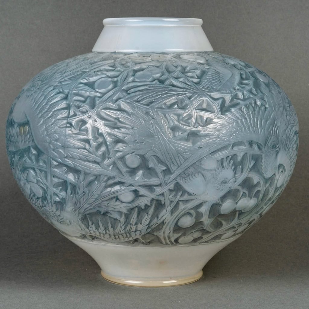 Vase « Aras » verre opalescent patiné bleu de René LALIQUE | Biron Vase "Aras" verre opalescent patiné bleu de René LALIQUE