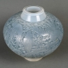 Vase « Aras » verre opalescent patiné bleu de René LALIQUE | Biron Vase "Aras" verre opalescent patiné bleu de René LALIQUE