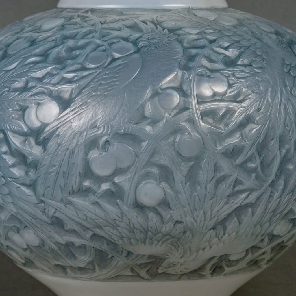 Vase « Aras » verre opalescent patiné bleu de René LALIQUE | Biron Vase "Aras" verre opalescent patiné bleu de René LALIQUE