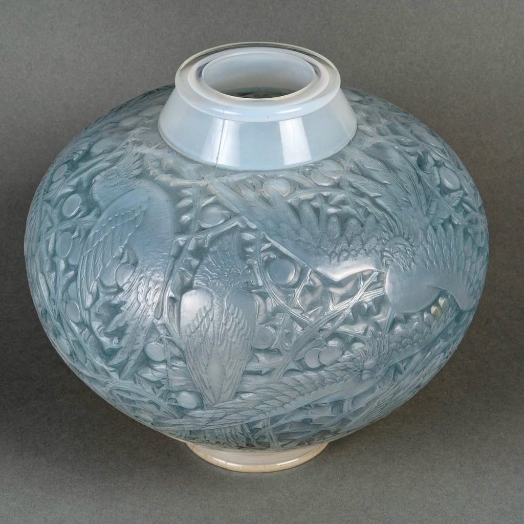 Vase « Aras » verre opalescent patiné bleu de René LALIQUE | Biron Vase "Aras" verre opalescent patiné bleu de René LALIQUE