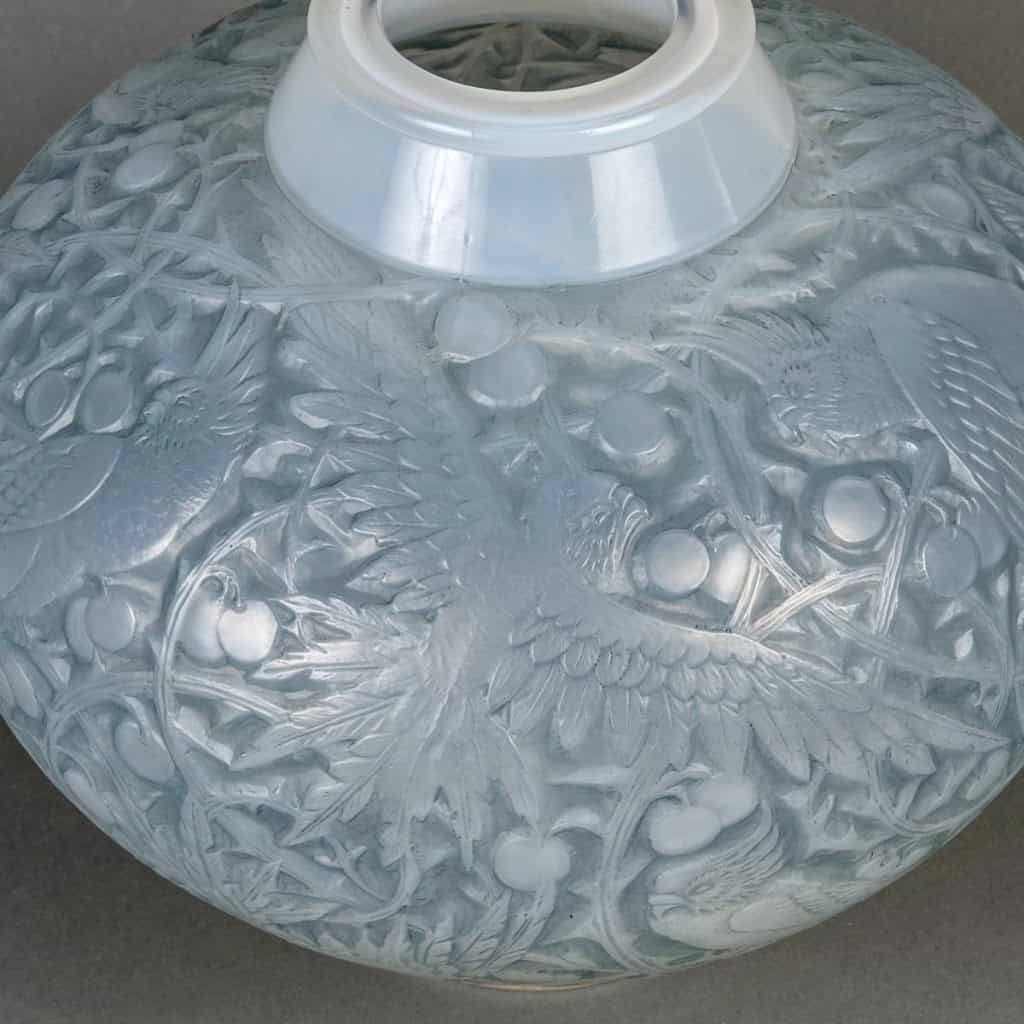 Vase « Aras » verre opalescent patiné bleu de René LALIQUE | Biron Vase "Aras" verre opalescent patiné bleu de René LALIQUE