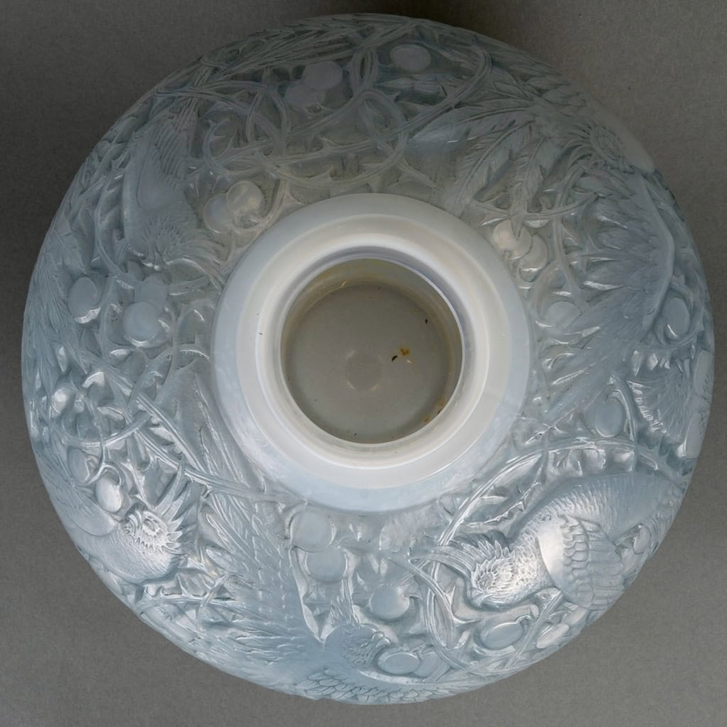 Vase « Aras » verre opalescent patiné bleu de René LALIQUE | Biron Vase "Aras" verre opalescent patiné bleu de René LALIQUE