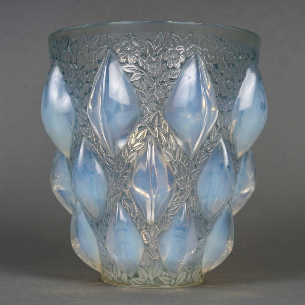 Vase « Rampillon » verre opalescent patiné bleu de René LALIQUE | Biron |||||||