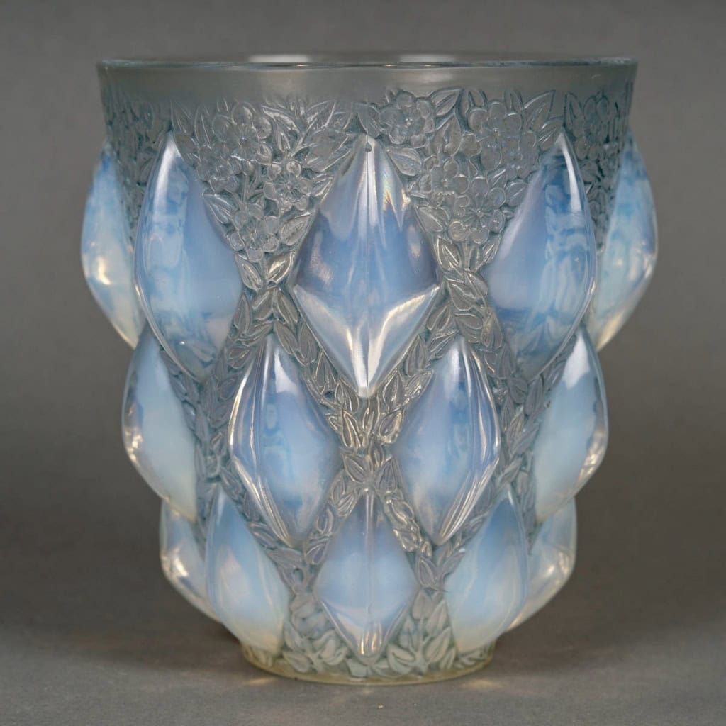 Vase « Rampillon » verre opalescent patiné bleu de René LALIQUE | Biron Vase "Rampillon" verre opalescent patiné bleu de René LALIQUE