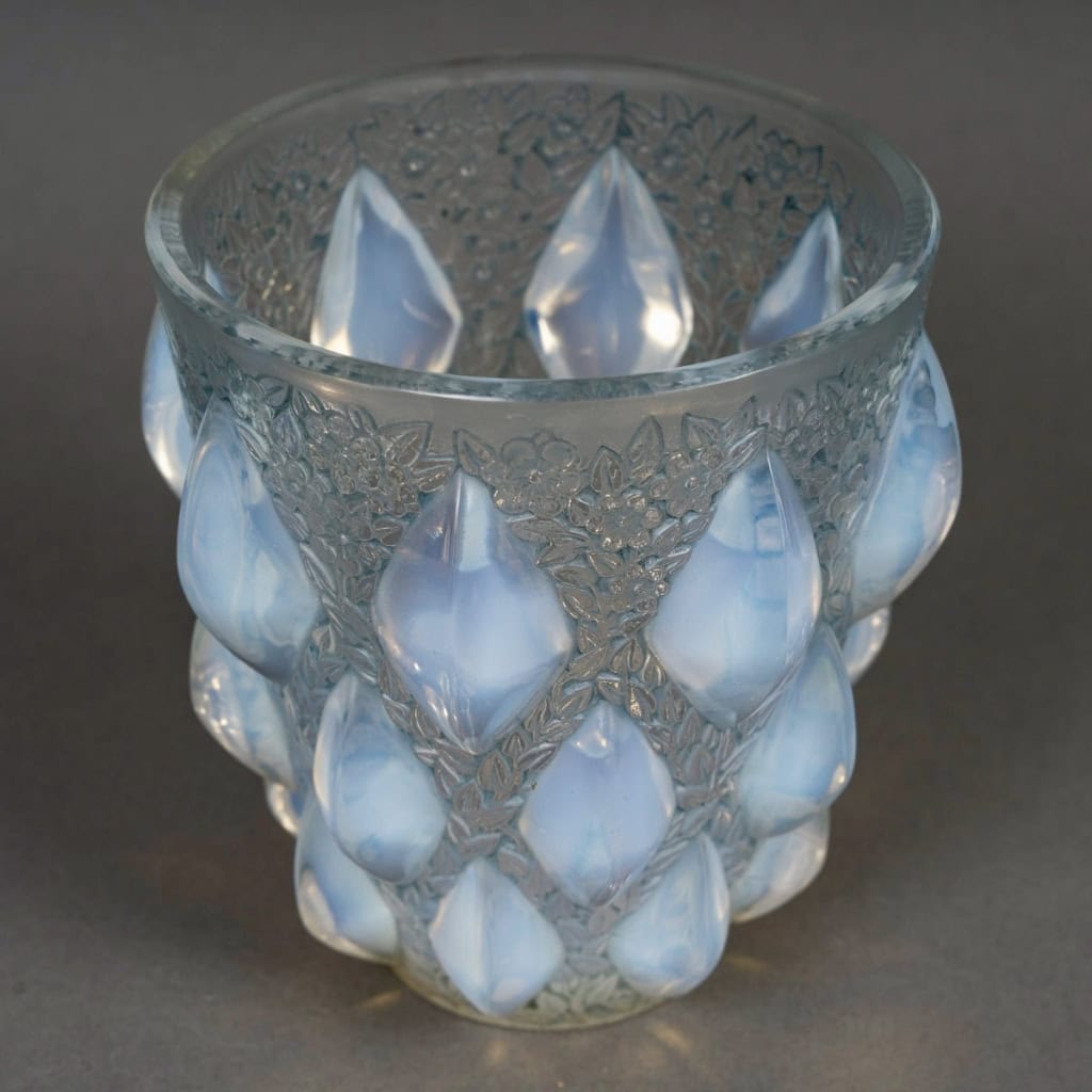 Vase « Rampillon » verre opalescent patiné bleu de René LALIQUE | Biron Vase "Rampillon" verre opalescent patiné bleu de René LALIQUE