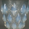 Vase « Rampillon » verre opalescent patiné bleu de René LALIQUE | Biron Vase "Rampillon" verre opalescent patiné bleu de René LALIQUE