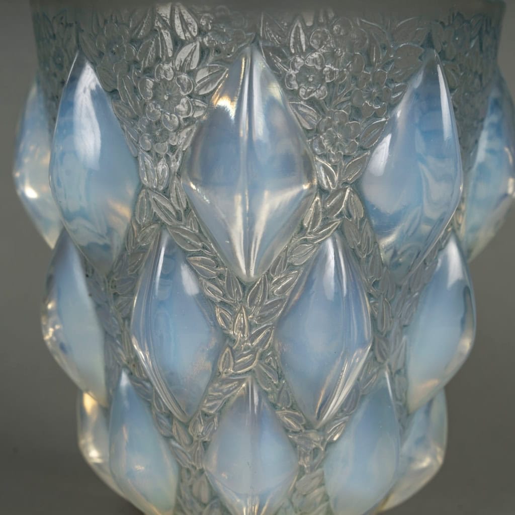 Vase « Rampillon » verre opalescent patiné bleu de René LALIQUE | Biron Vase "Rampillon" verre opalescent patiné bleu de René LALIQUE
