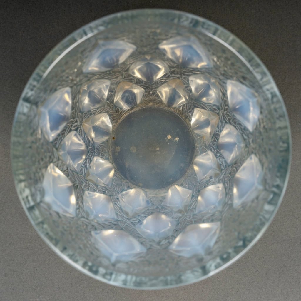 Vase « Rampillon » verre opalescent patiné bleu de René LALIQUE | Biron Vase "Rampillon" verre opalescent patiné bleu de René LALIQUE