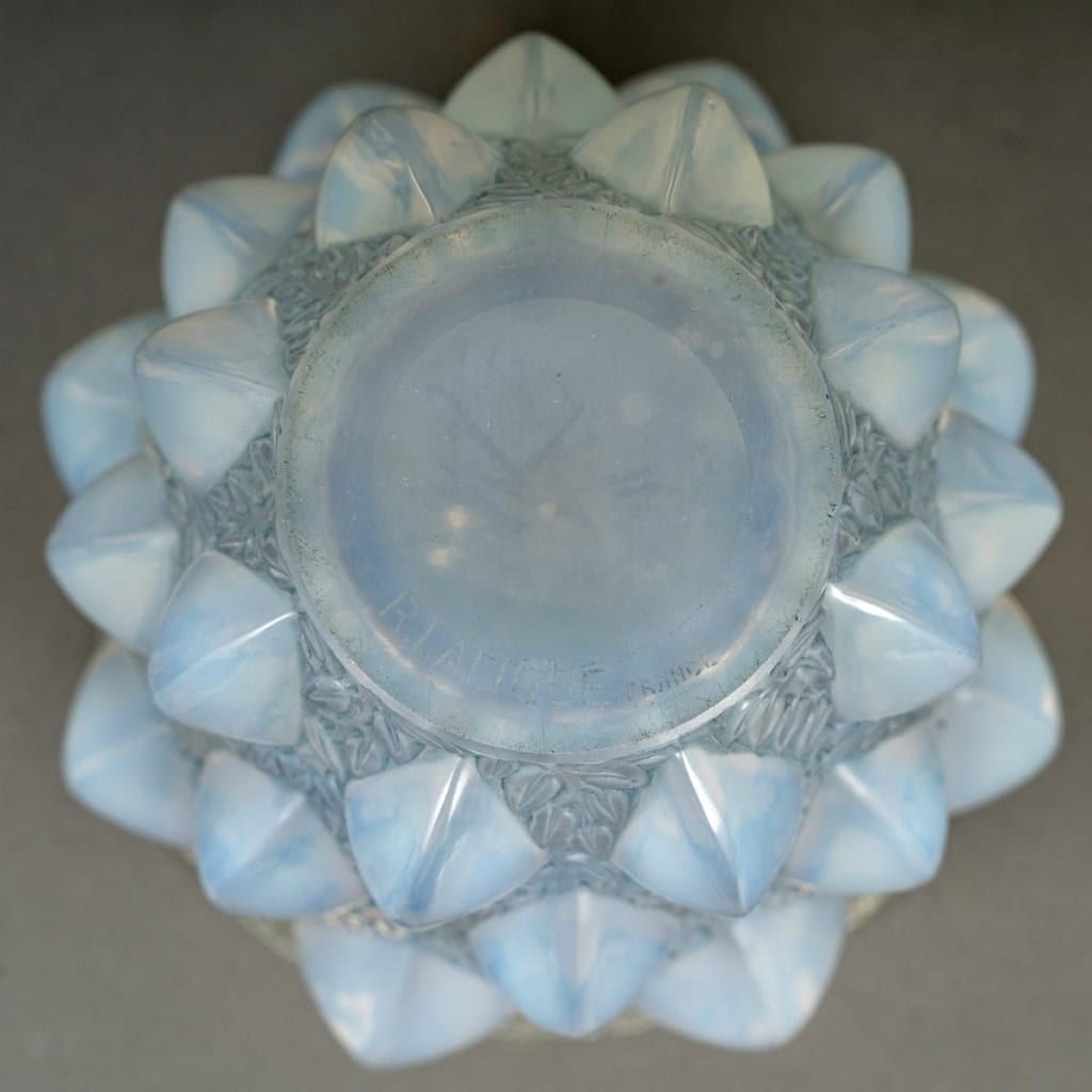 Vase « Rampillon » verre opalescent patiné bleu de René LALIQUE | Biron Vase "Rampillon" verre opalescent patiné bleu de René LALIQUE