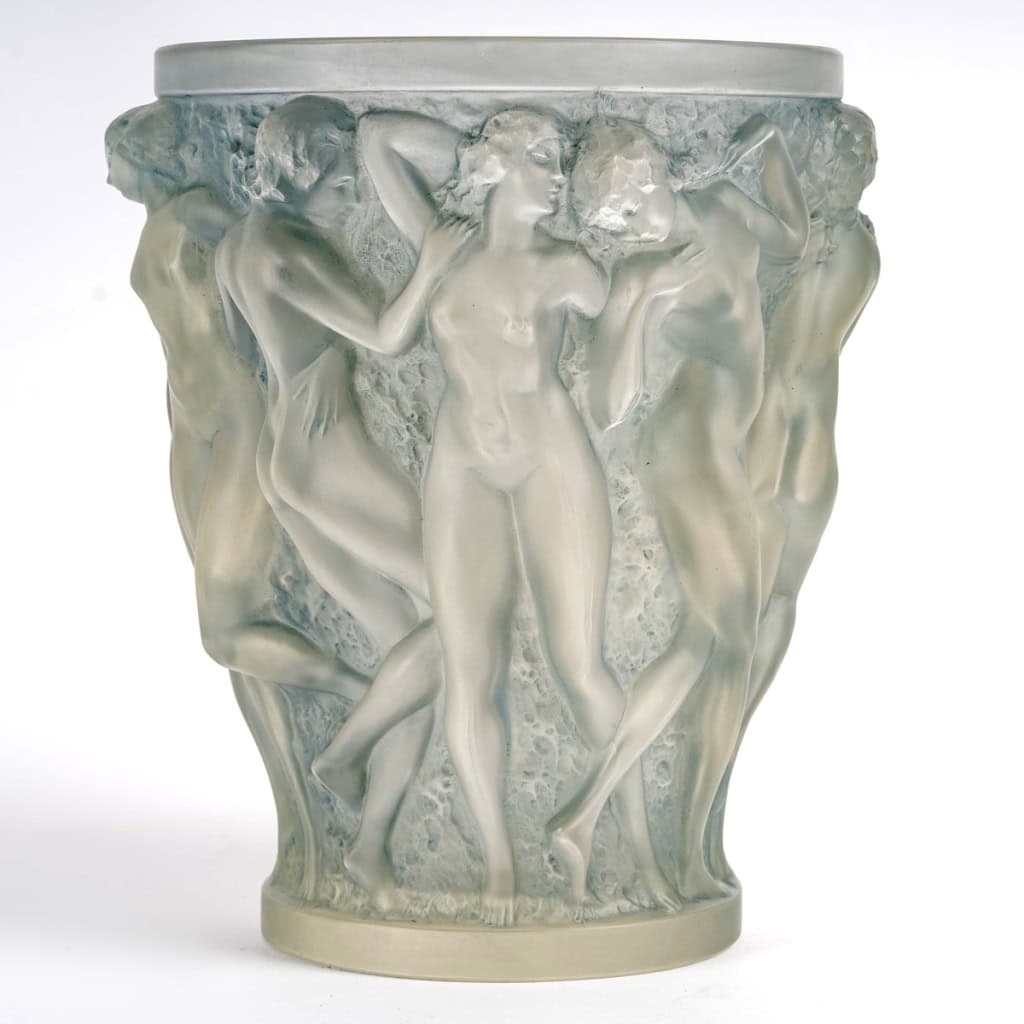 Vase « Bacchantes » verre blanc patiné bleu de René LALIQUE | Biron |||||||